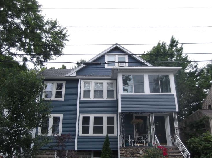 Before and after comparison of completed siding project in Framingham